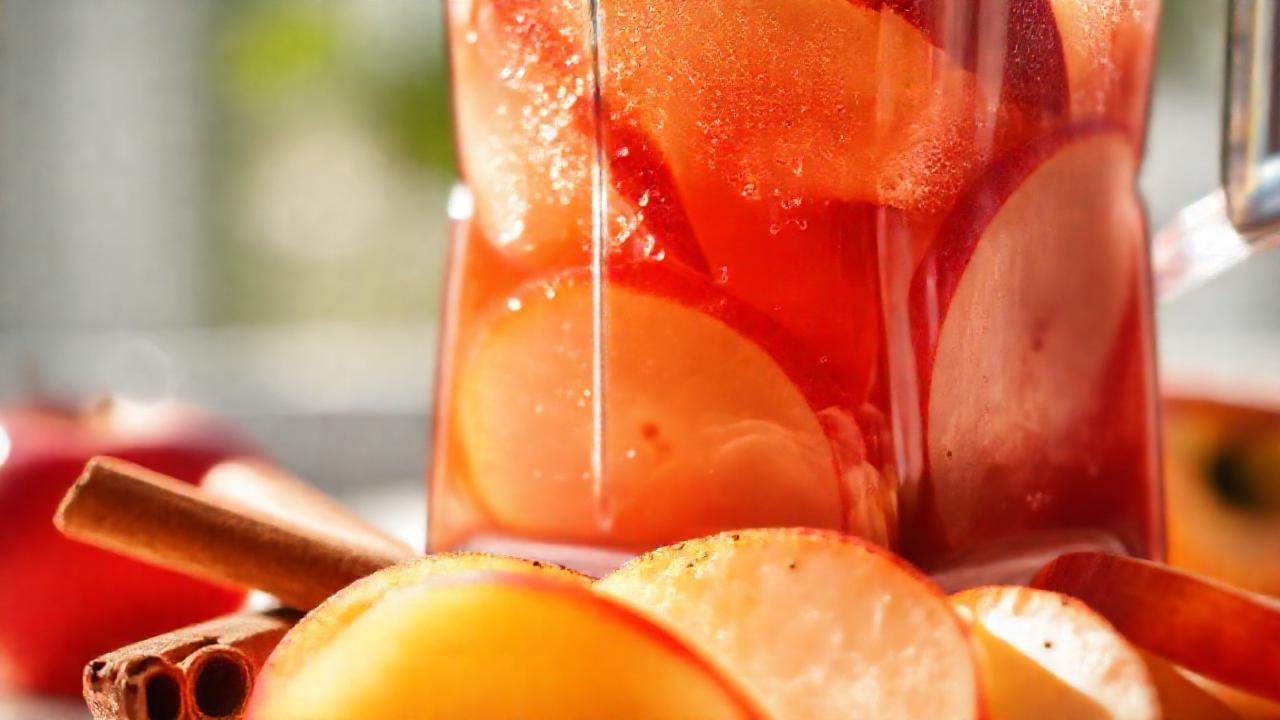 Manzanas frescas dan un refrescante cóctel
