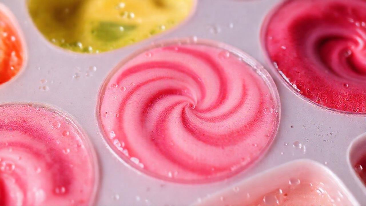 Un batido de frutas brillantes reluce