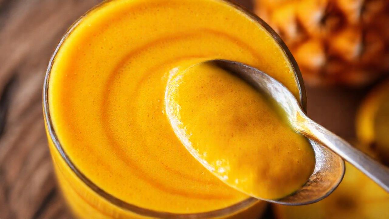 Batido vibrante de cúrcuma y piña