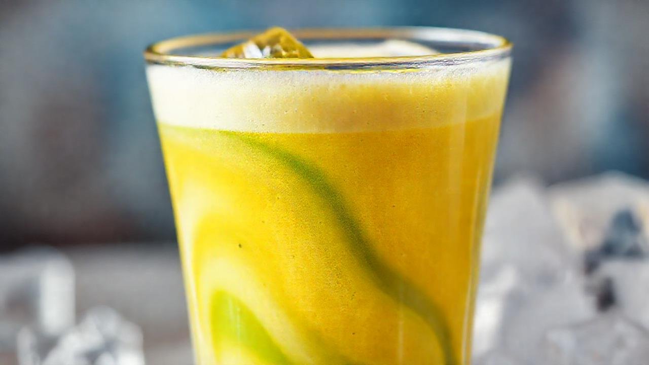 Un batido cremoso y colorido se presenta