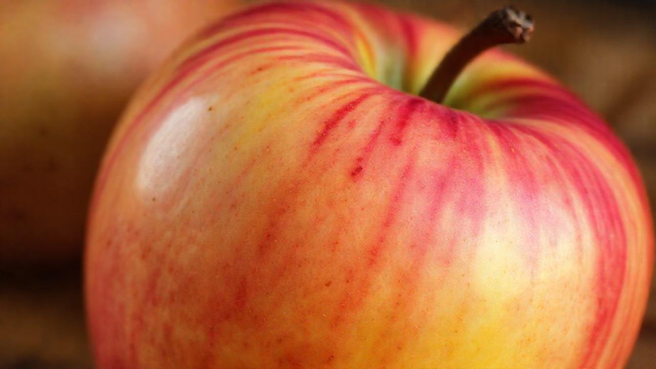 Una manzana madura, vibrante y acogedora