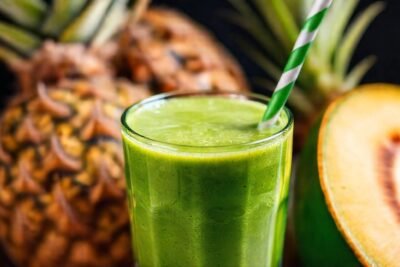 Un batido verde tropical es apetitoso