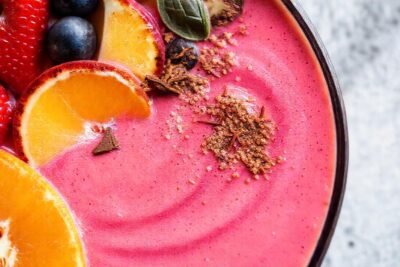 Batido tropical vibrante