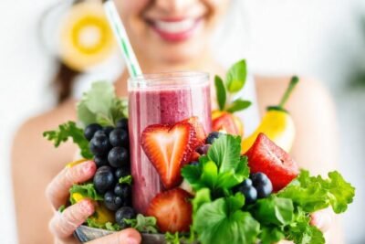 Un batido saludable y colorido brilla