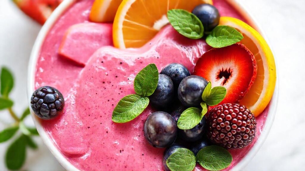 Un batido saludable brilla con colores vivos