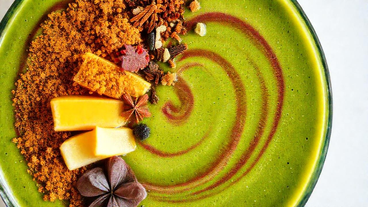 Batido colorido y saludable en estudio