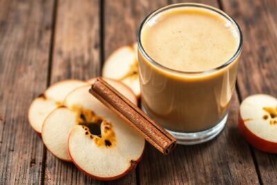 Una mesa rústica ofrece dulzura y calidez