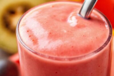 Un batido vibrante se derrama deliciosamente