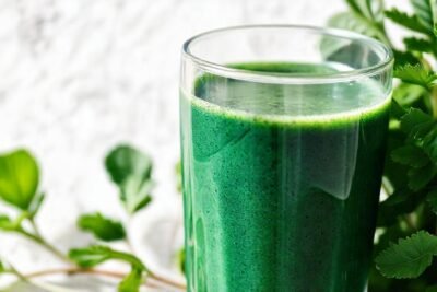Espirulina verde brillante mejora la piel