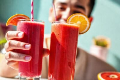 Un batido brillante alegra un desayuno feliz